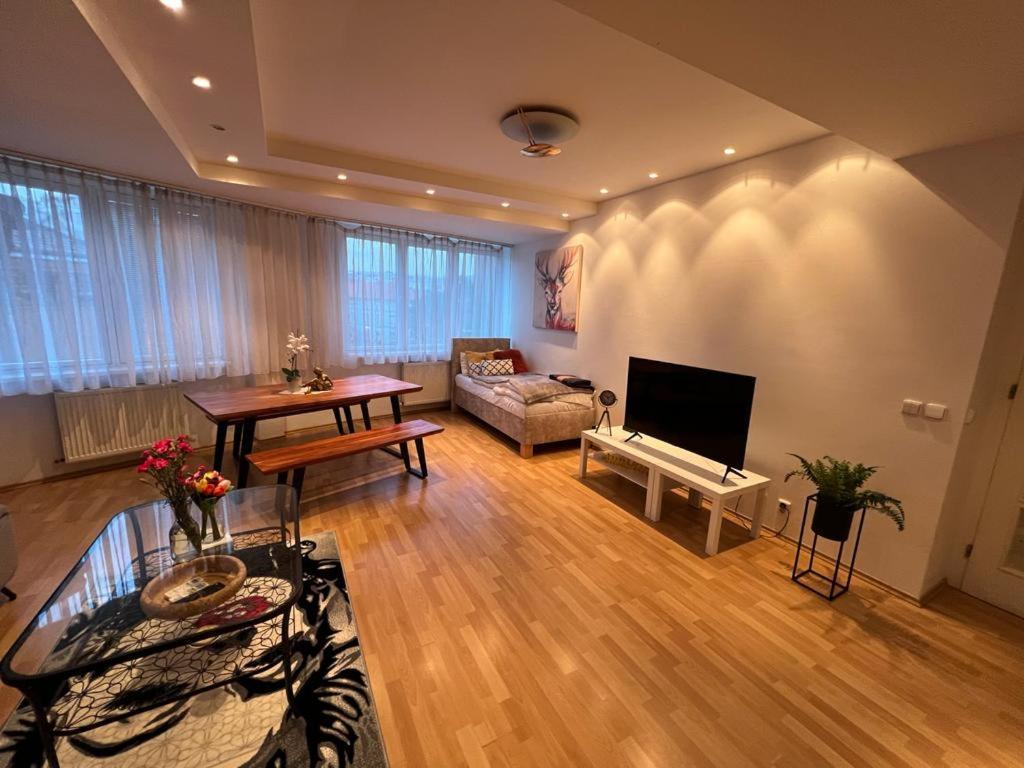 Iren Apartment Братислава Экстерьер фото
